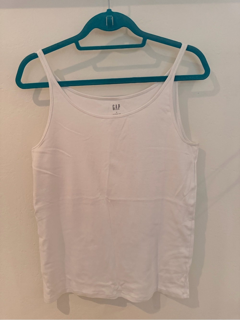 GAP Women’s White Scoop Neck Tank
